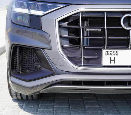 Location Audi Q8 2022 dans Dubai