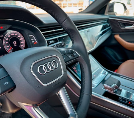 Location Audi Q8 2023 dans Dubai