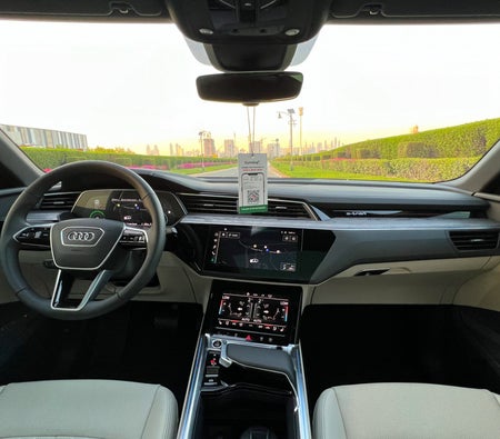 Location Audi e-tron Sportback 2023 dans Dubai