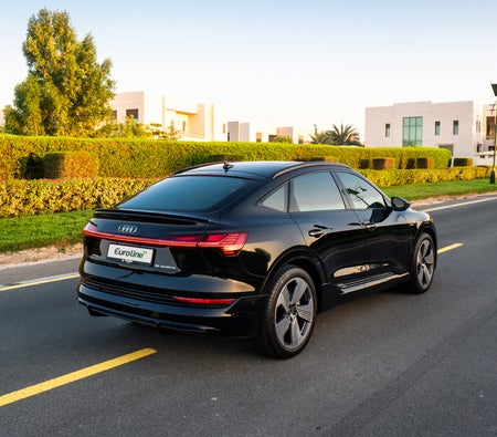 Аренда Audi электронный трон Sportback 2023 в Абу-Даби