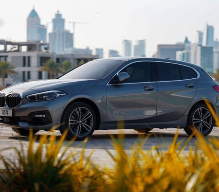 Alquilar BMW 118i 2022 en Dubai