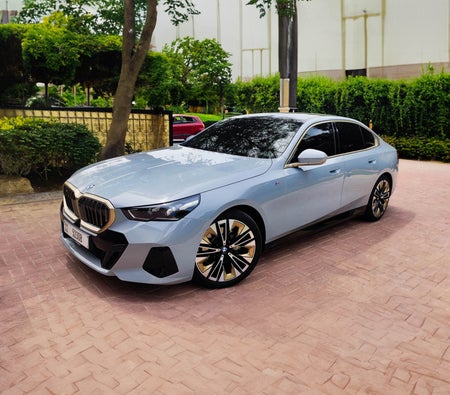 Alquilar BMW 520i 2024 en Dubai