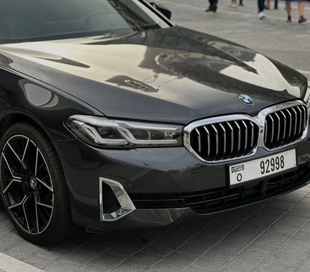 Huur BMW 530i 2022 in Dubai