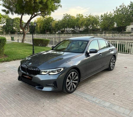 Miete BMW 330i 2019 in Dubai