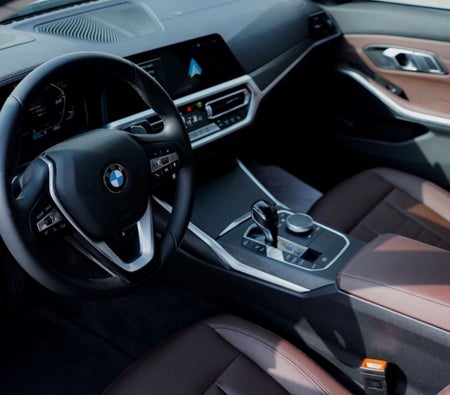 Alquilar BMW 330i 2019 en Dubai