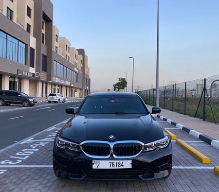 Alquilar BMW 330i 2021 en Dubai