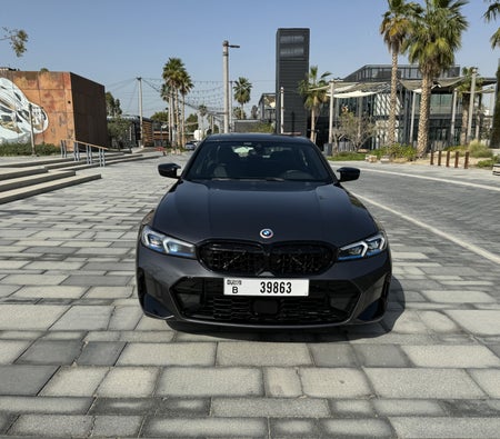 Alquilar BMW 330i 2022 en Dubai