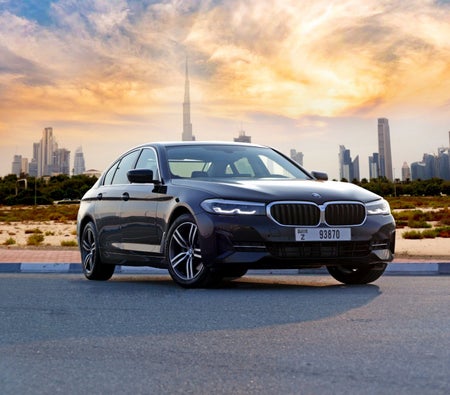 Location BMW 520i 2023 dans Abu Dhabi