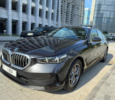 Alquilar BMW 520i 2024 en Dubai