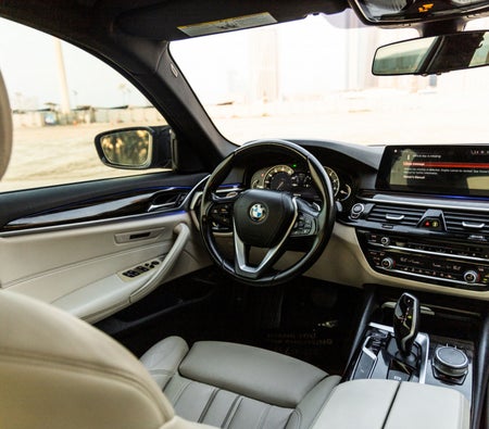 Alquilar BMW 530i 2019 en Dubai