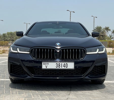 Miete BMW 540i 2023 in Abu Dhabi