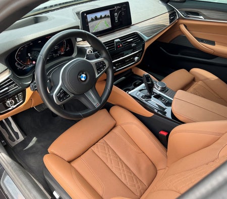 Alquilar BMW 540i 2023 en Abu Dhabi