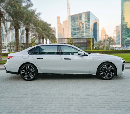 Miete BMW 735i 2023 in Dubai