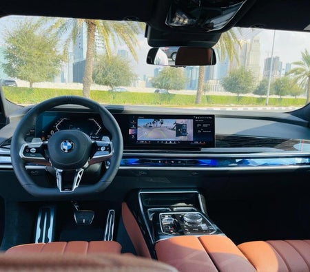Huur BMW 735i 2024 in Dubai