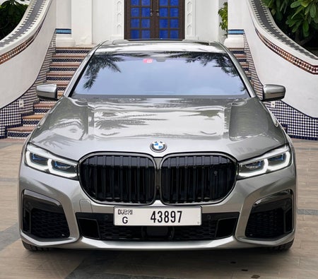 Location BMW 760i 2021 dans Dubai