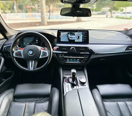 Huur BMW M5-competitie 2022 in Dubai