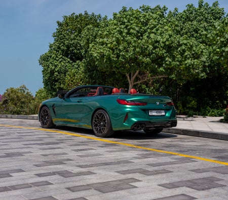 Kira BMW M8 Yarışması Cabrio 2022 içinde Dubai