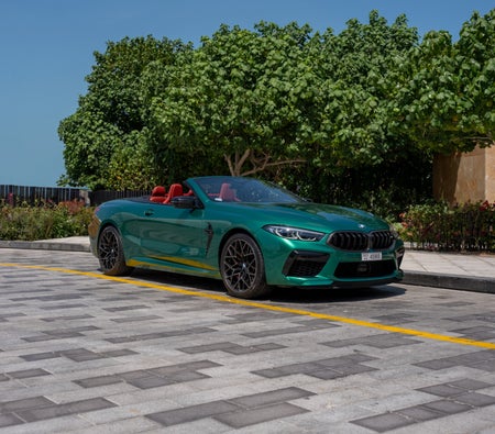 Alquilar BMW Descapotable de competición M8 2022 en Dubai