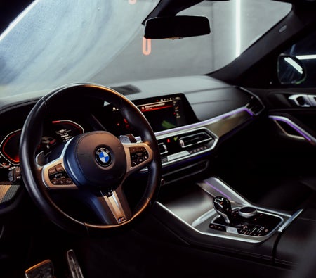 Huur BMW X6 M50i 2023 in Dubai