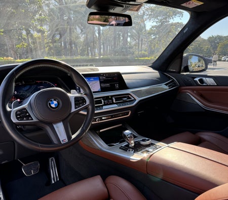 Huur BMW X7 M-Kit 2022 in Dubai