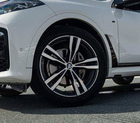 Alquilar BMW X7 M-Kit 2022 en Dubai