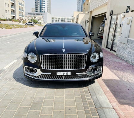 Alquilar Bentley Espuela voladora 2021 en Dubai
