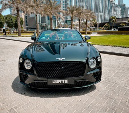 Kira Bentley Continental GT Cabrio 2021 içinde Şarja