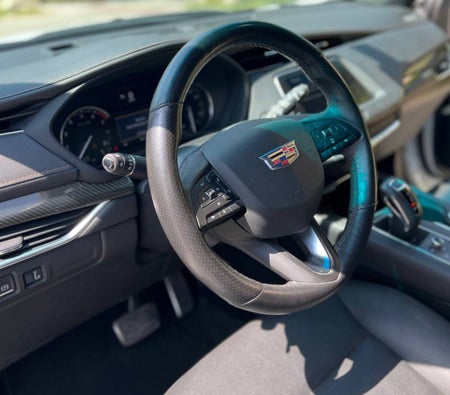 Alquilar Cadillac XT4 2019 en Dubai
