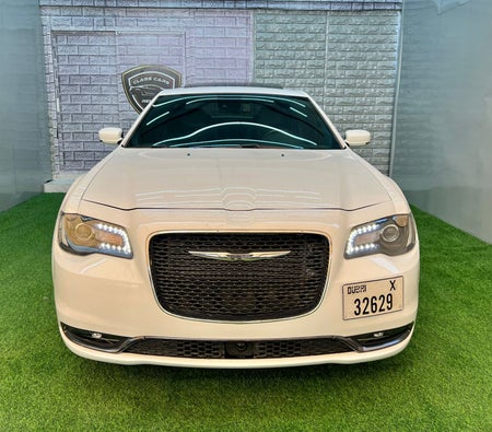 Huur Chrysler 300C 2020 in Dubai
