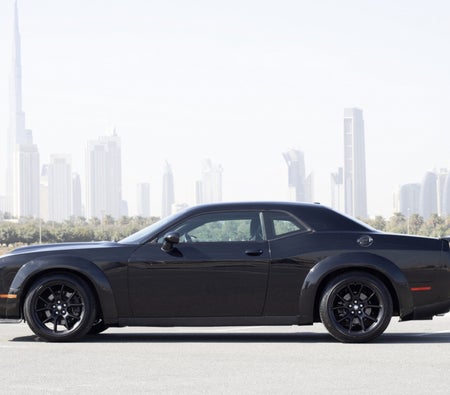 Huur slimmigheidje Challenger V8 2021 in Dubai