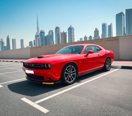 Huur slimmigheidje Challenger V6 2023 in Dubai