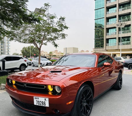 Huur slimmigheidje Challenger V6 2023 in Dubai