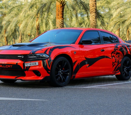 租 躲闪 充电器 Hellcat Widebody V6 2018 在 迪拜