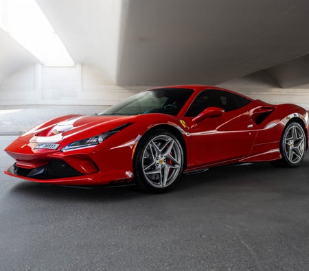 Kira Ferrari F8 Tributo Coupe 2021 içinde Dubai