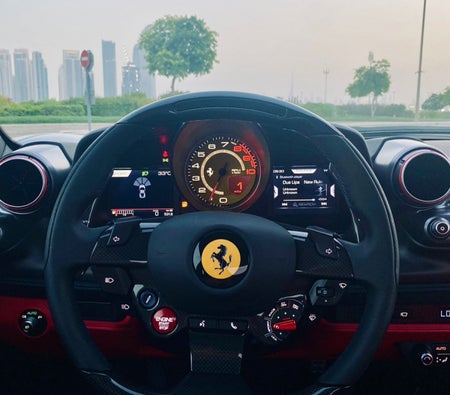 Huur Ferrari F8 Eerbetoon 2022 in Sharjah