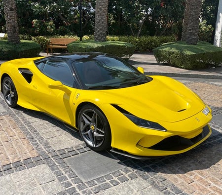 Huur Ferrari F8 Eerbetoon 2022 in Sharjah