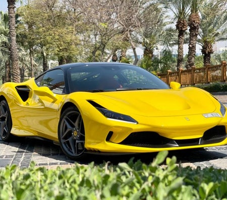 Huur Ferrari F8 Eerbetoon 2022 in Dubai