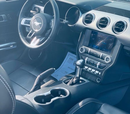Kira Ford Mustang EcoBoost Dönüştürülebilir V4 2023 içinde Dubai