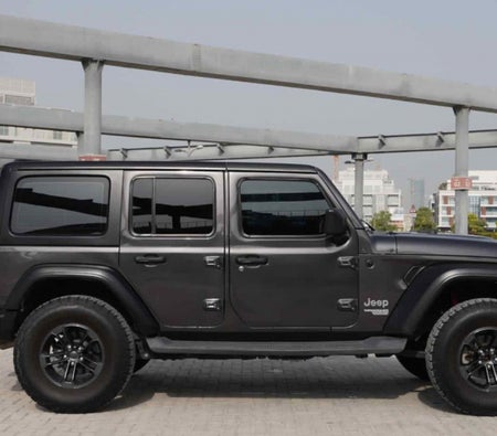 Miete Jeep Wrangler Unlimited Sahara Edition 2020 in Dubai