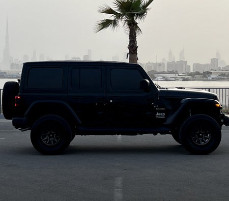 Huur Jeep Wrangler Unlimited Sahara-editie 2021 in Dubai