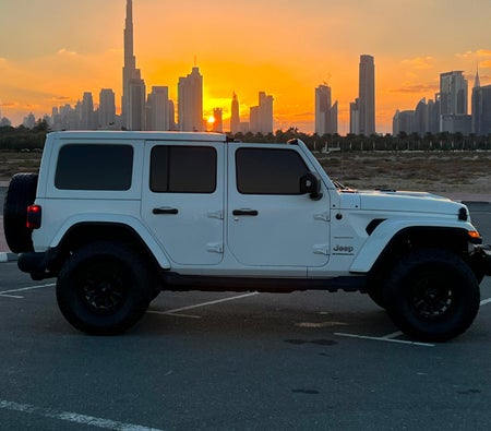 Huur Jeep Wrangler Unlimited Sahara-editie 2023 in Dubai