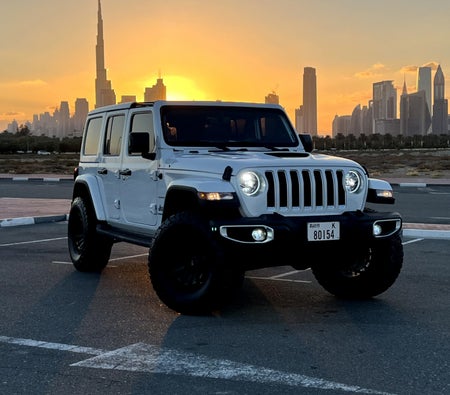 Affitto Jeep Edizione Sahara illimitata di Wrangler 2023 in Dubai
