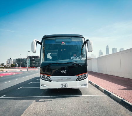 Huur Koning Long Bus met 53 zitplaatsen 2023 in Dubai