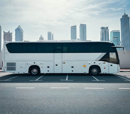 Miete König lang 53-Sitzer-Bus 2023 in Dubai
