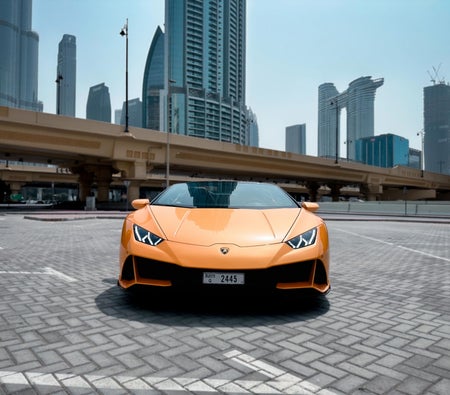 Huur Lamborghini Huracan Evo Spyder 2022 in Sharjah