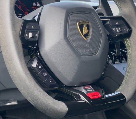 Huur Lamborghini STO 2022 in Dubai