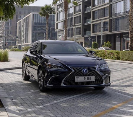 Location Lexus ES 300 hybride 2020 dans Dubai