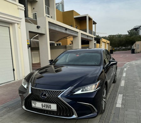 Miete Lexus ES 300 Hybrid 2020 in Dubai