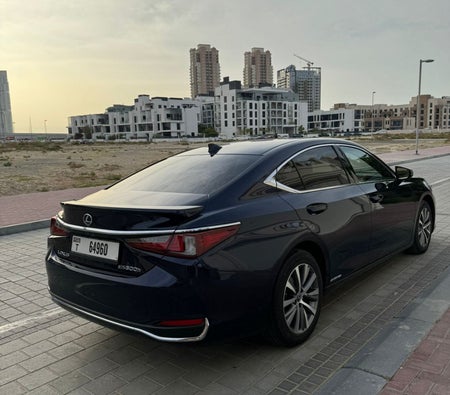 Location Lexus ES 300 hybride 2020 dans Dubai