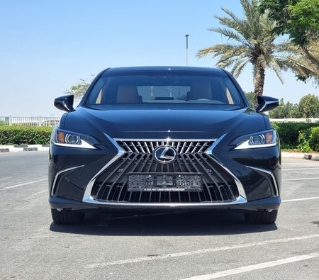 Miete Lexus ES 300 Hybrid 2023 in Dubai
